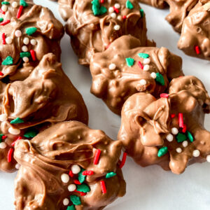 easy crock pot pecan pretzel clusters