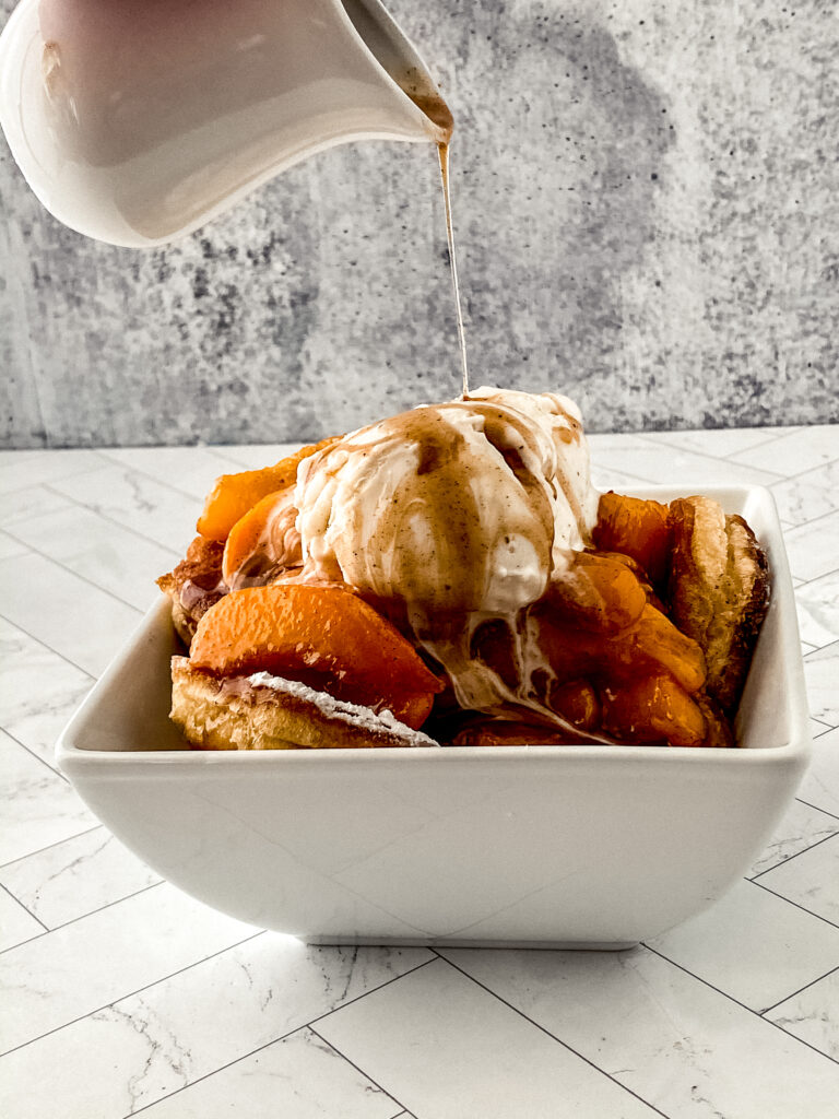 Deep Fried Peach Cobbler on www.thebakingmama.com