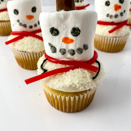 Melting Snowman Cupcakes at www.chefkimihou.com