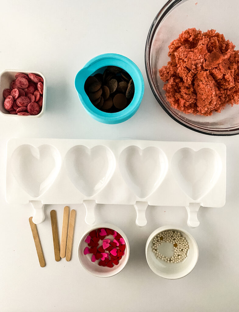 Chocolate-covered Strawberry Cake Pops at www.chefkimihou.com